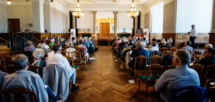 Konference finder sted i Fællessalen på Christiansborg. KLF har tidligere stået bag lignende konferencer som eksempelvis ”Kulturen i sproget, sproget i kulturen” i 2016.