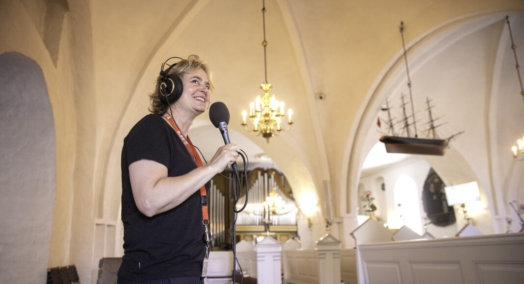 Producer og Katarina Lewkovitch byder velkommen til Radiogudstjeneste, foto Bjarne Bergius Hermansen