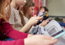 Skal sociale medier forbydes til børn? Skal sociale medier forbydes til børn under 15 år?