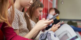 Skal sociale medier forbydes til børn? Skal sociale medier forbydes til børn under 15 år?