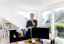 Psykolog får Buketten for utrætteligt at advare – nu vågner flere op Psykolog David Madsen får Buketten fra KLF Kirke & Medier