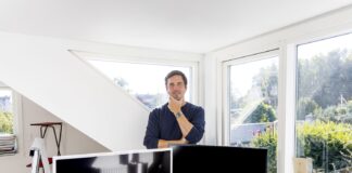 Psykolog får Buketten for utrætteligt at advare – nu vågner flere op Psykolog David Madsen får Buketten fra KLF Kirke & Medier