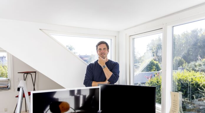 Psykolog får Buketten for utrætteligt at advare – nu vågner flere op Psykolog David Madsen får Buketten fra KLF Kirke & Medier