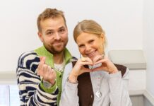 Det største bliver helt nært – det fortjener Buketten Sofie Linde og Joakim Ingversen får Buketten fra KLF Kirke & Medier, foto: Lars Salomonsen