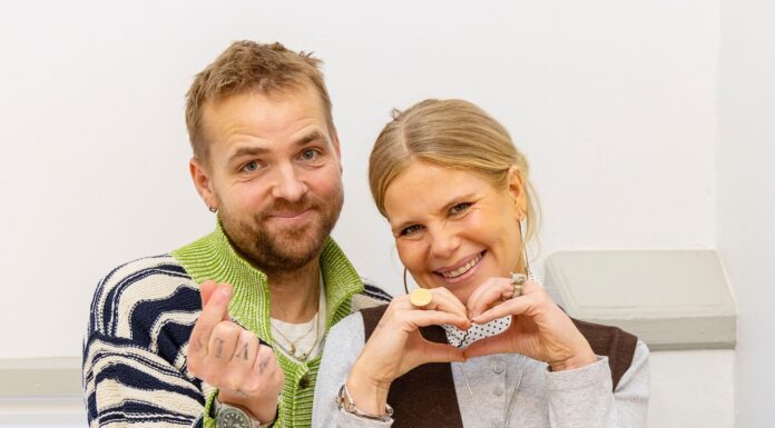 Det største bliver helt nært – det fortjener Buketten Sofie Linde og Joakim Ingversen får Buketten fra KLF Kirke & Medier, foto: Lars Salomonsen