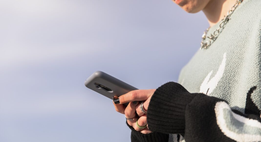 Afhængighed af mobiltelefon er udbredt blandt unge viser undersøgelse
