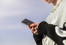 Unge er afhængige, og de skammer sig Afhængighed af mobiltelefon er udbredt blandt unge viser undersøgelse
