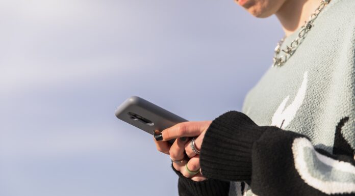 Unge er afhængige, og de skammer sig Afhængighed af mobiltelefon er udbredt blandt unge viser undersøgelse