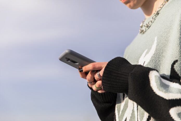 Afhængighed af mobiltelefon er udbredt blandt unge viser undersøgelse