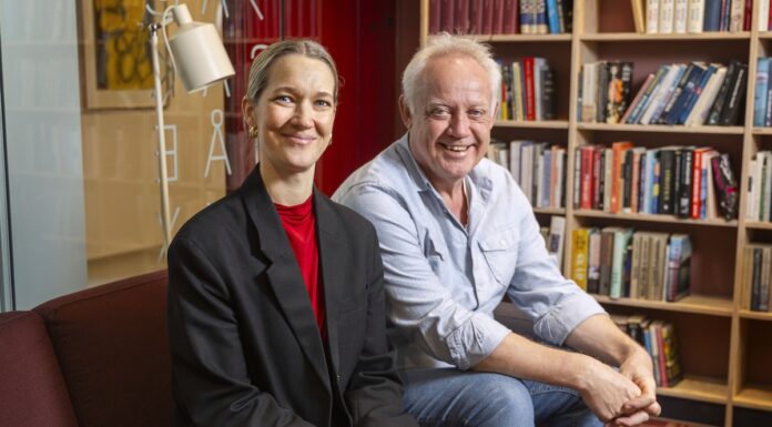Buketten går til de fineste små pauser Programmet Tænkepauser fra DR fik Buketten fra KLF. Ida Aistrup og Troels Rasmussen modtog den.