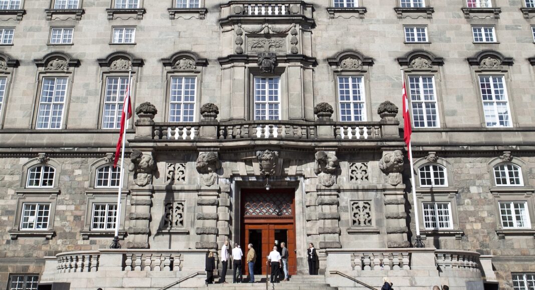 Christiansborg med flag - foto: Anders Hviid