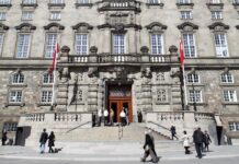 Lige ved og næsten: Kan vi få lov at se gudstjenesten ved Folketingets åbning? Christiansborg med flag - foto: Anders Hviid